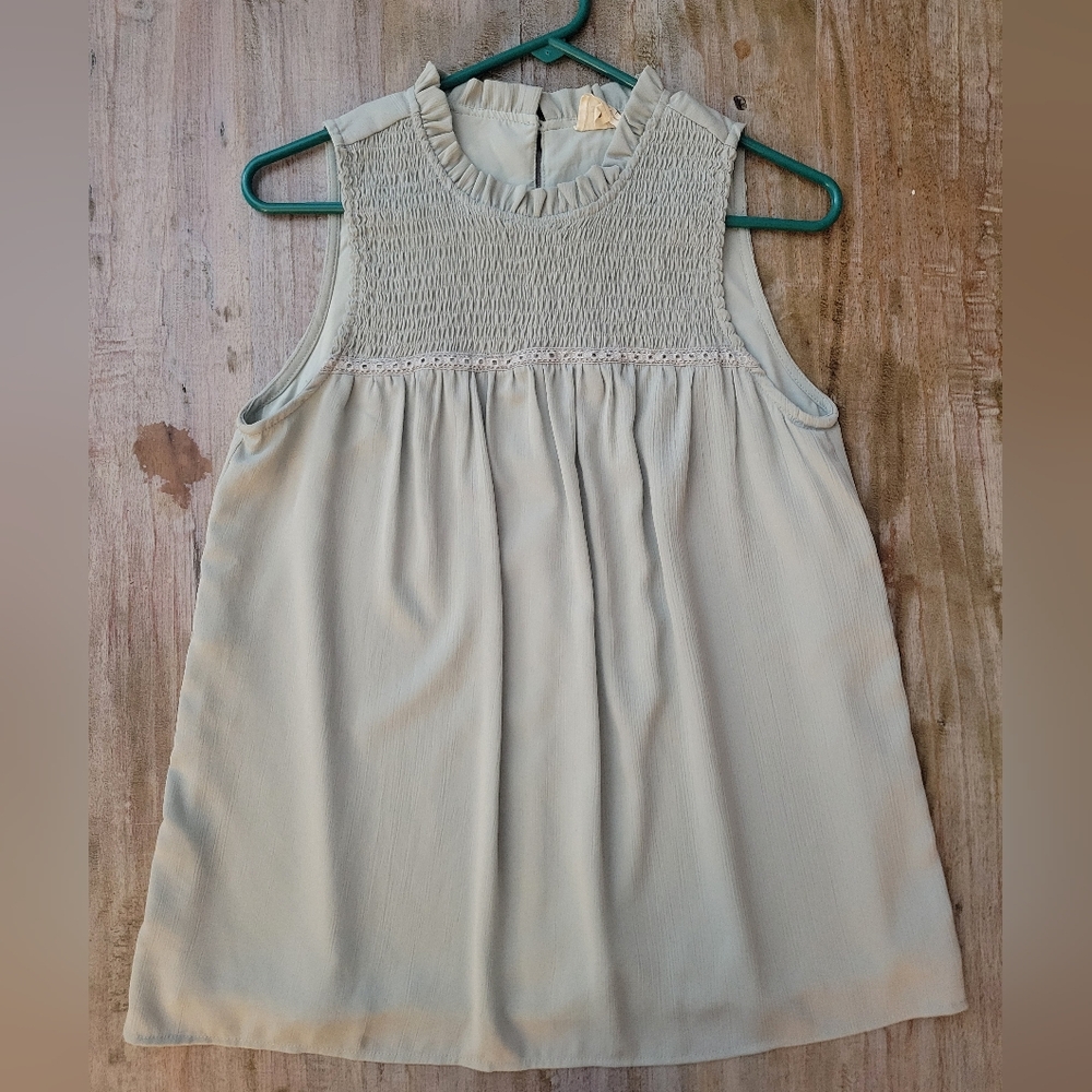 Chic Sleeveless Blouse in Soft Gray